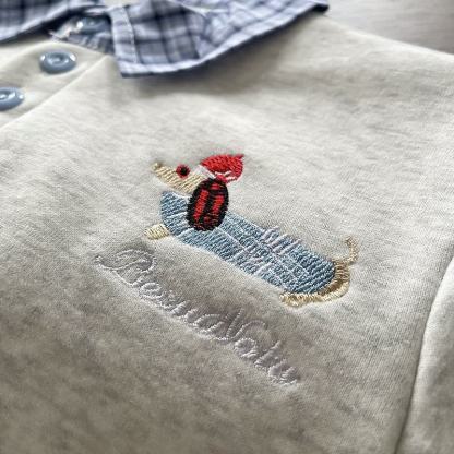 Completo per neonato/a con stampa bassotto, composto da felpa con colletto a strati e pantaloni in denim. - image 6