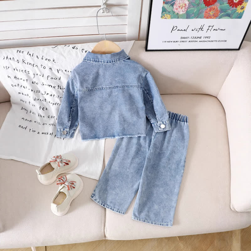 Completo da bambina in denim blu con fiocco ricamato, composto da due pezzi. - image 2