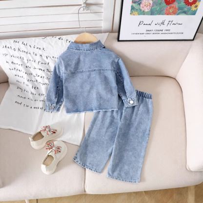 Completo da bambina in denim blu con fiocco ricamato, composto da due pezzi. - image 2