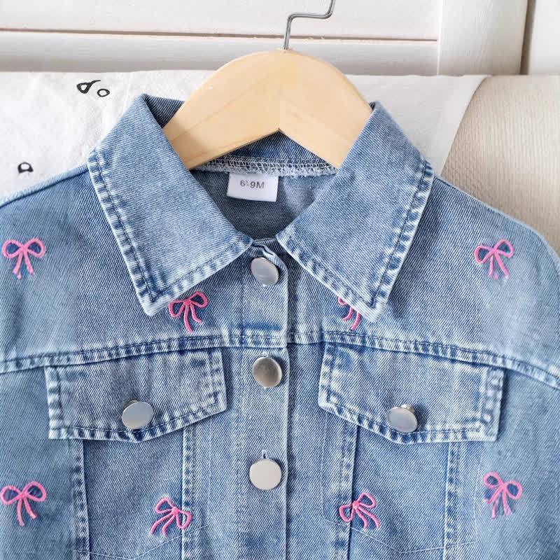 Completo da bambina in denim blu con fiocco ricamato, composto da due pezzi. - image 3