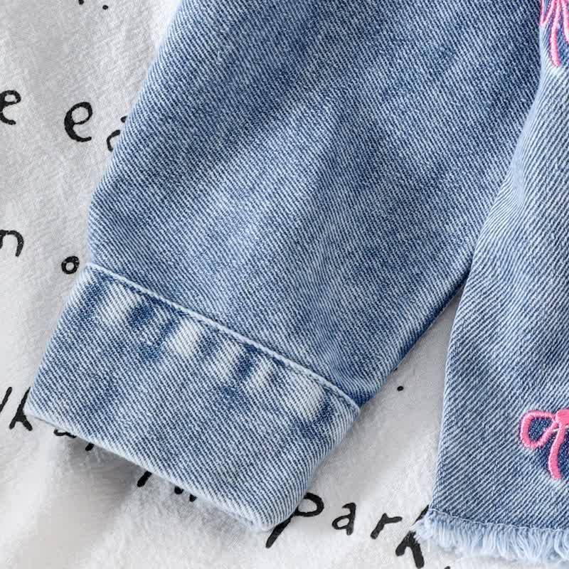 Completo da bambina in denim blu con fiocco ricamato, composto da due pezzi. - image 6