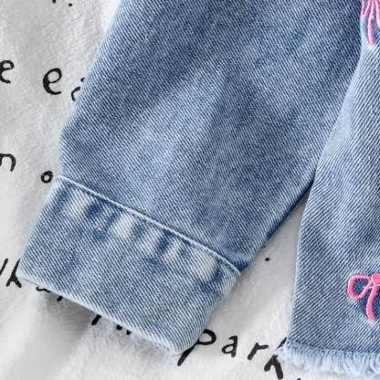Completo da bambina in denim blu con fiocco ricamato, composto da due pezzi. - image 6