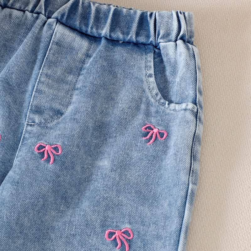 Completo da bambina in denim blu con fiocco ricamato, composto da due pezzi. - image 5