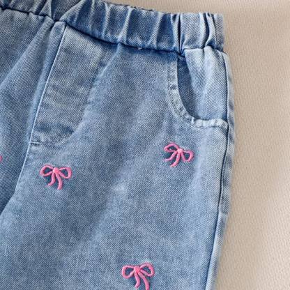 Completo da bambina in denim blu con fiocco ricamato, composto da due pezzi. - image 5