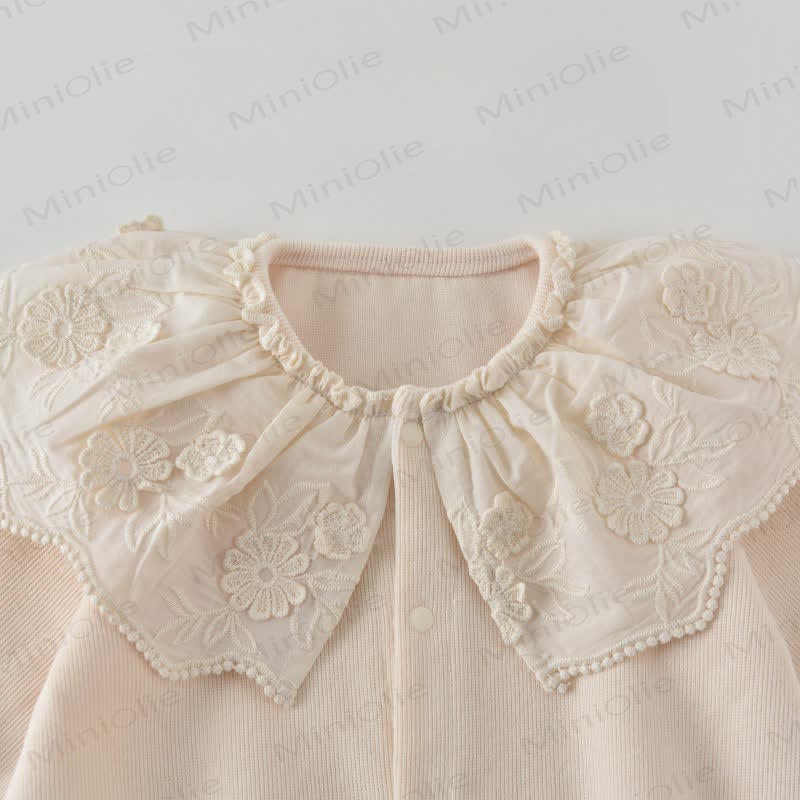 Tutina a maniche lunghe con colletto a volant e stampa floreale per bambina, con cappellino abbinato. - image 2