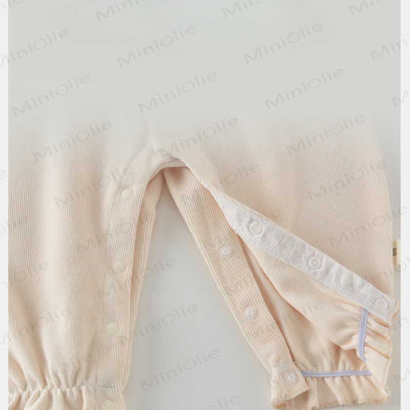 Tutina a maniche lunghe con colletto a volant e stampa floreale per bambina, con cappellino abbinato. - image 3