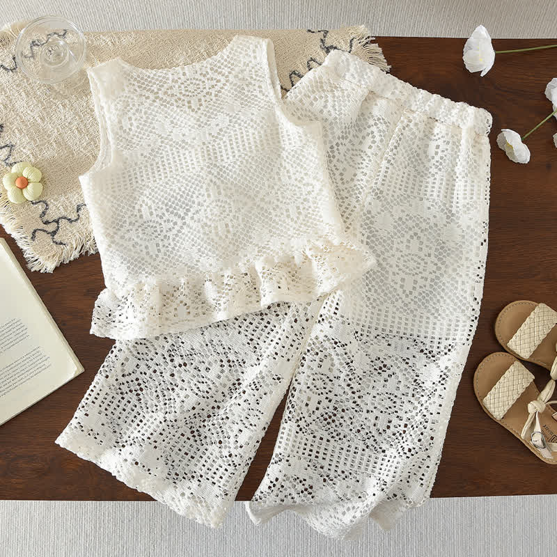 Completo bianco da bambina composto da top all'uncinetto con lacci e bottoni e pantaloni. - image 2