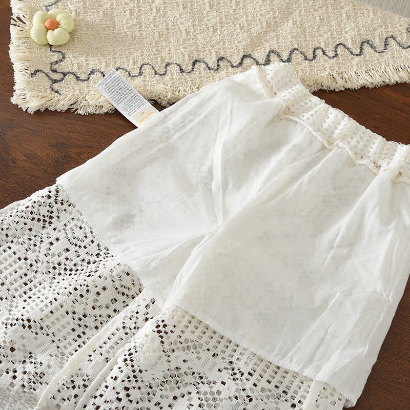 Completo bianco da bambina composto da top all'uncinetto con lacci e bottoni e pantaloni. - image 6