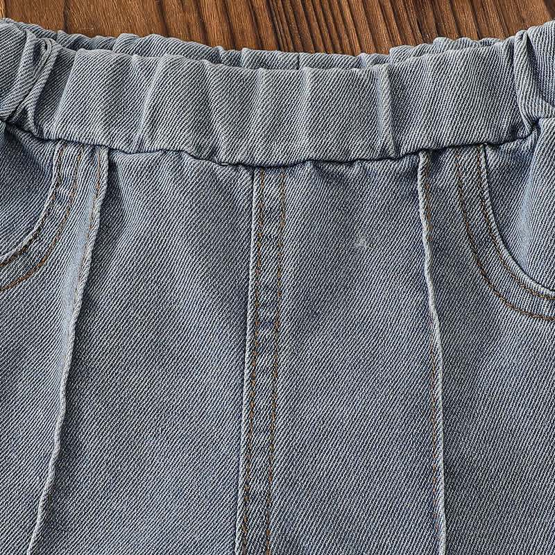 Completo due pezzi rosa chiaro con volant in vita e pantaloni in denim con stampa a fiocchi. - image 7