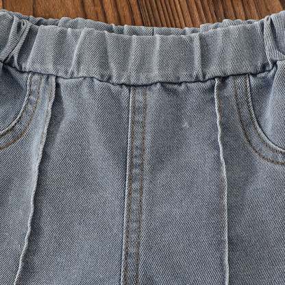 Completo due pezzi rosa chiaro con volant in vita e pantaloni in denim con stampa a fiocchi. - image 7