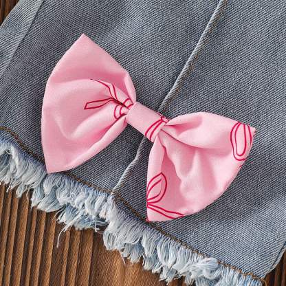 Completo due pezzi rosa chiaro con volant in vita e pantaloni in denim con stampa a fiocchi. - image 8