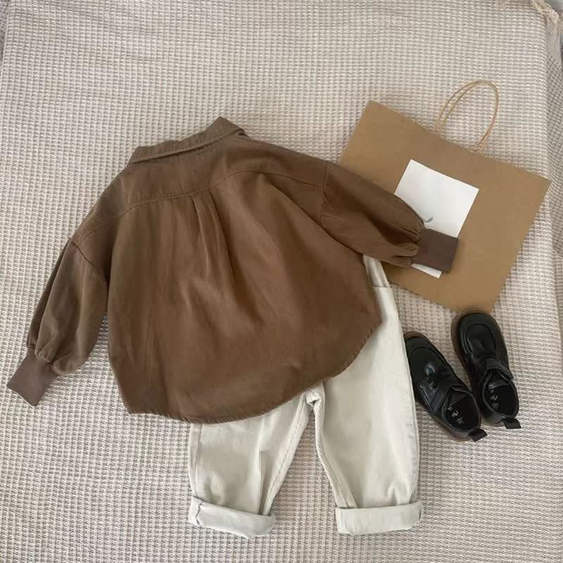 Completo da bambino composto da camicia marrone e pantaloni beige (due pezzi). - image 4