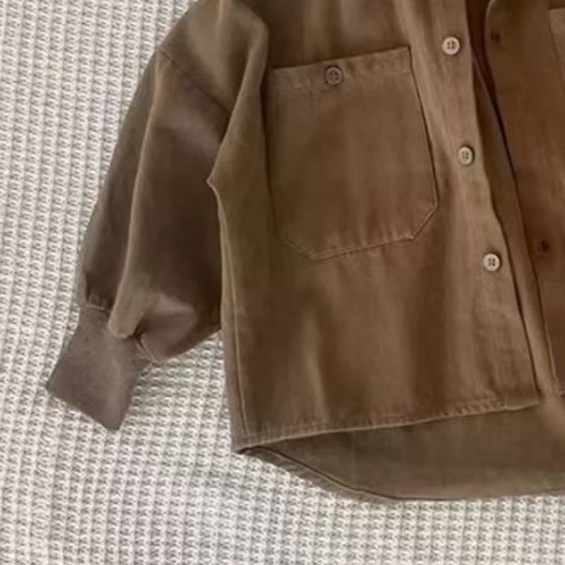 Completo da bambino composto da camicia marrone e pantaloni beige (due pezzi). - image 6