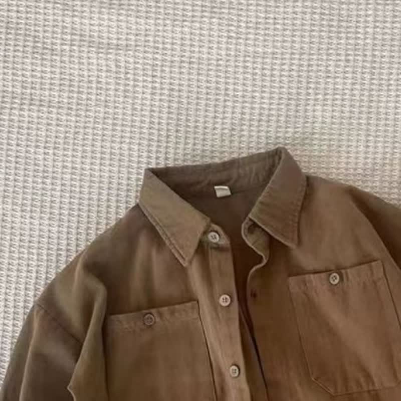 Completo da bambino composto da camicia marrone e pantaloni beige (due pezzi). - image 5