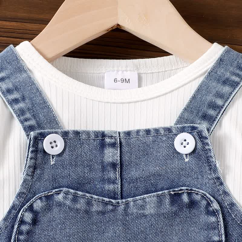 Completo da bambina composto da top a maniche lunghe e salopette in denim con cuoricini. - image 4