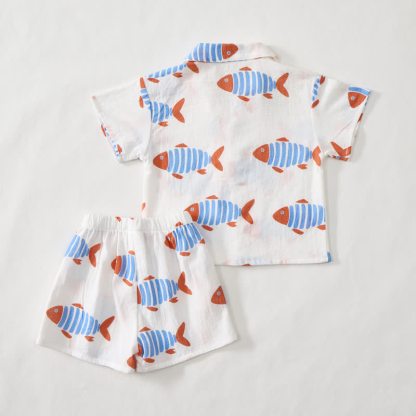 Completo da bambino composto da maglietta e pantaloncini bianchi con pesciolini. - image 3