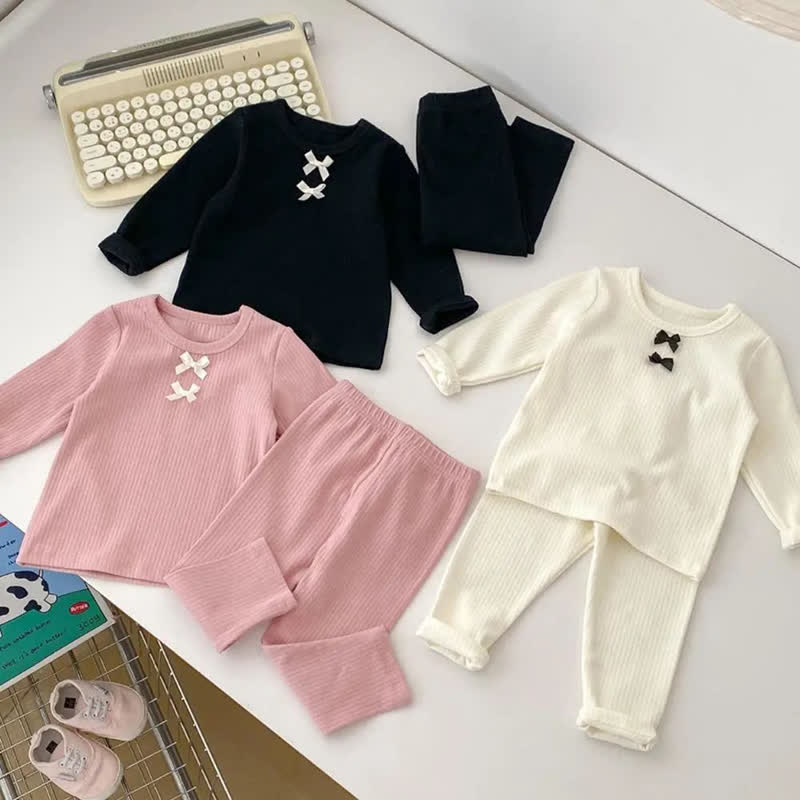 Completo da casa per bambina composto da top a maniche lunghe a coste con fiocco e pantaloni. - image 1