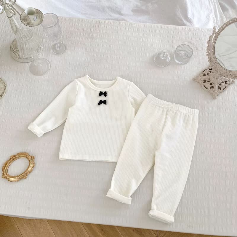 Completo da casa per bambina composto da top a maniche lunghe a coste con fiocco e pantaloni. - Bianco - 6-7T - image 2