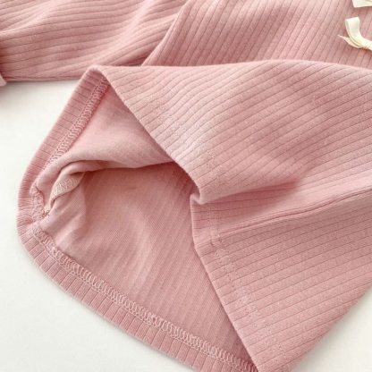 Completo da casa per bambina composto da top a maniche lunghe a coste con fiocco e pantaloni. - image 8