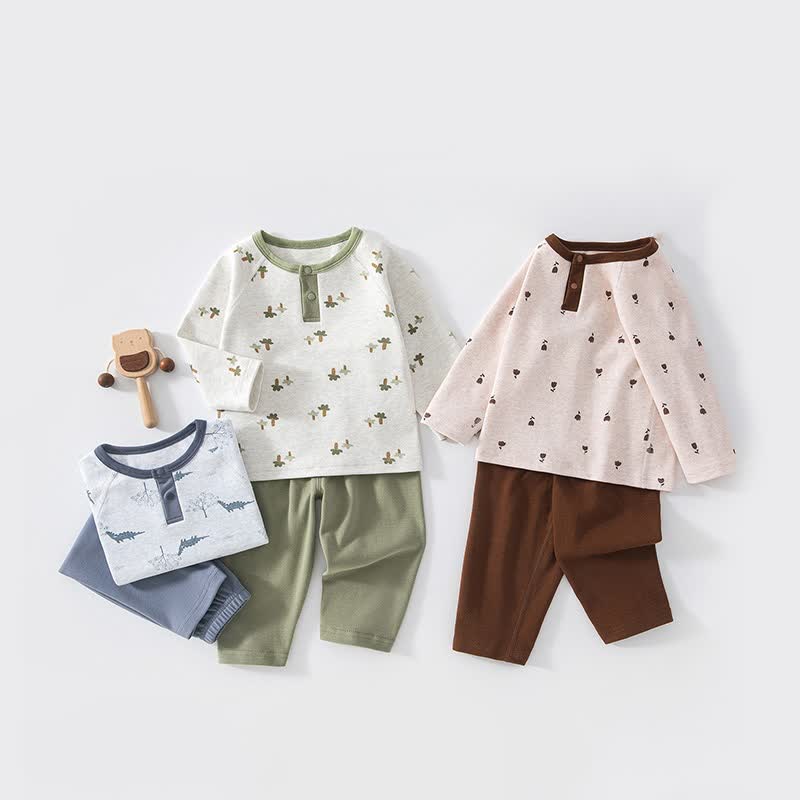 Set pigiama per neonato/a composto da maglia a maniche lunghe e pantaloni con stampa animalier/piante. - image 1