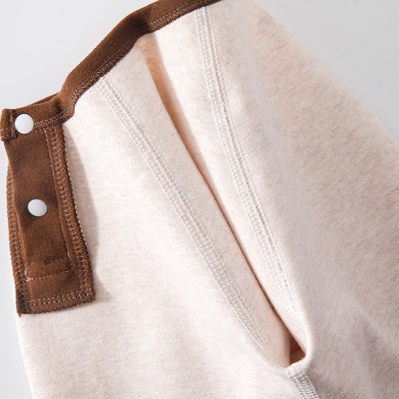 Set pigiama per neonato/a composto da maglia a maniche lunghe e pantaloni con stampa animalier/piante. - image 10