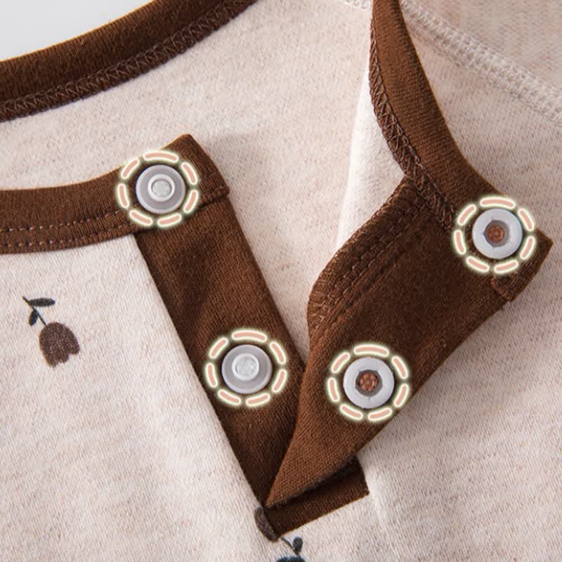 Set pigiama per neonato/a composto da maglia a maniche lunghe e pantaloni con stampa animalier/piante. - image 9