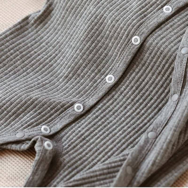 Tutina a maniche lunghe a coste, morbidissima, con chiusura a bottoni sul davanti. - image 3