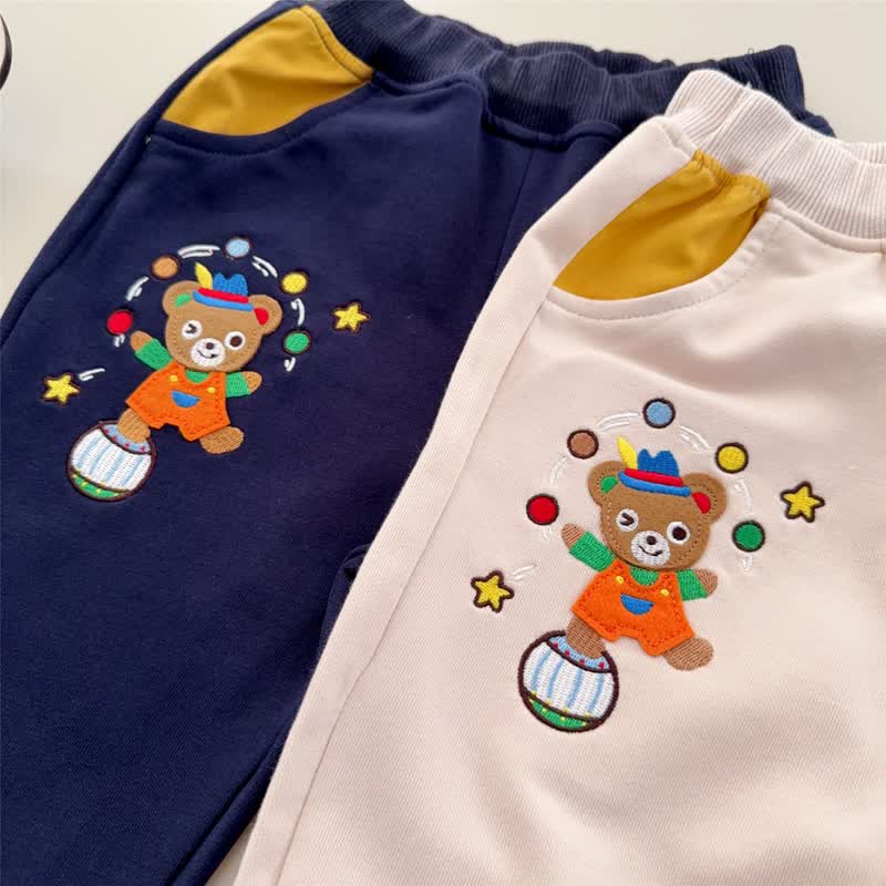 Pantaloni da jogging per bambini con toppa a orsetto e tasche a contrasto, con scritta "HAPPY DAY". - image 6