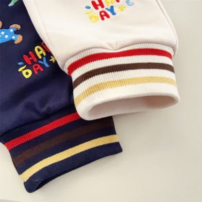 Pantaloni da jogging per bambini con toppa a orsetto e tasche a contrasto, con scritta "HAPPY DAY". - image 8