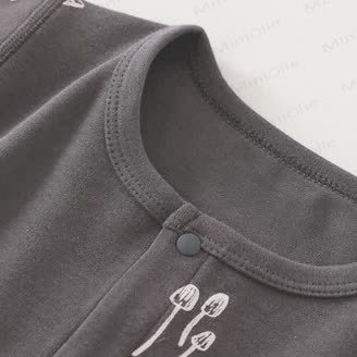 Tutina per neonati in morbido cotone con stampa di funghi e bottoni a pressione. - image 3