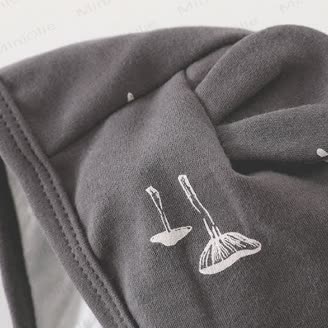 Tutina per neonati in morbido cotone con stampa di funghi e bottoni a pressione. - image 5