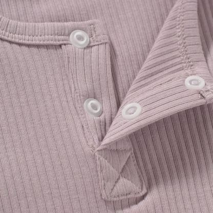 Completo pigiama per neonato composto da maglietta e pantaloncini a coste in tinta unita, due pezzi. - image 10