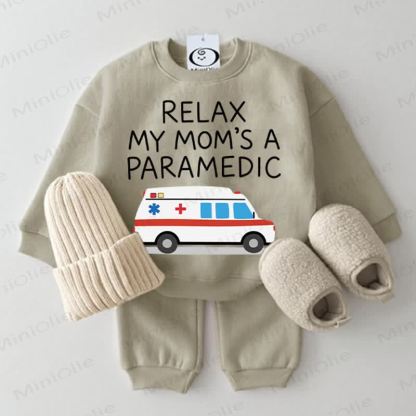 Set di 2 pezzi grigio-verde con felpa per neonati "RELAX MY MOM'S A PARAMEDIC" - Grigio Verde - 2-3T - image 1