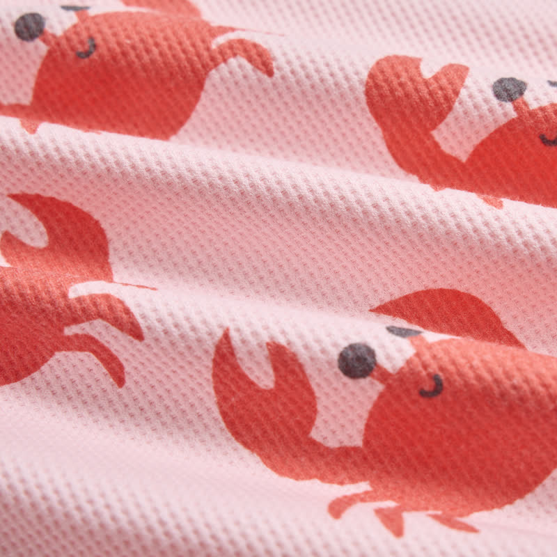 Completo due pezzi composto da maglietta e pantaloncini rosa chiaro con stampa di granchio e motivo waffle. - image 6