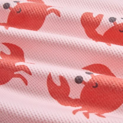 Completo due pezzi composto da maglietta e pantaloncini rosa chiaro con stampa di granchio e motivo waffle. - image 6