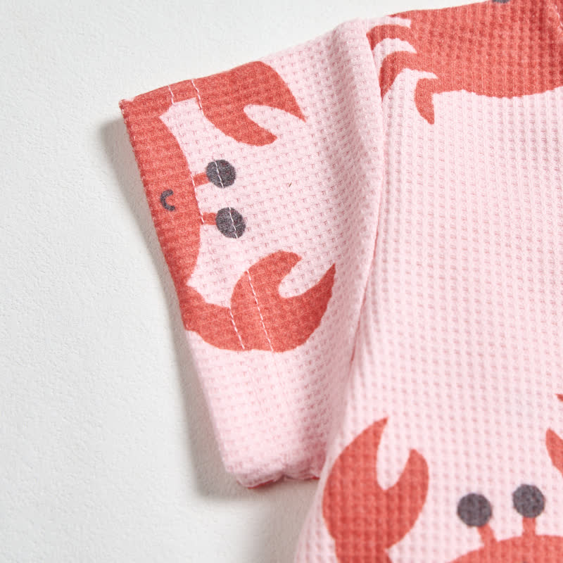 Completo due pezzi composto da maglietta e pantaloncini rosa chiaro con stampa di granchio e motivo waffle. - image 4