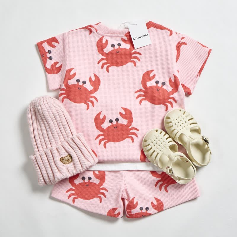 Completo due pezzi composto da maglietta e pantaloncini rosa chiaro con stampa di granchio e motivo waffle. - image 2