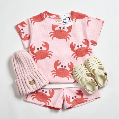 Completo due pezzi composto da maglietta e pantaloncini rosa chiaro con stampa di granchio e motivo waffle. - Rosa - 2-3T - image 1