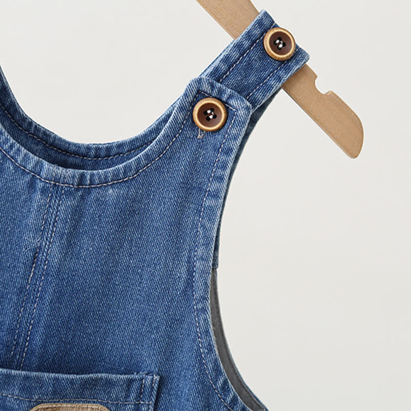 Salopette corta in denim blu per neonati e bambini piccoli con bottoni a pressione sul fondo. - image 6