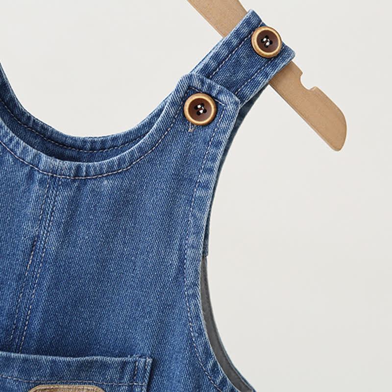 Salopette corta in denim blu per neonati e bambini piccoli con bottoni a pressione sul fondo. - image 6