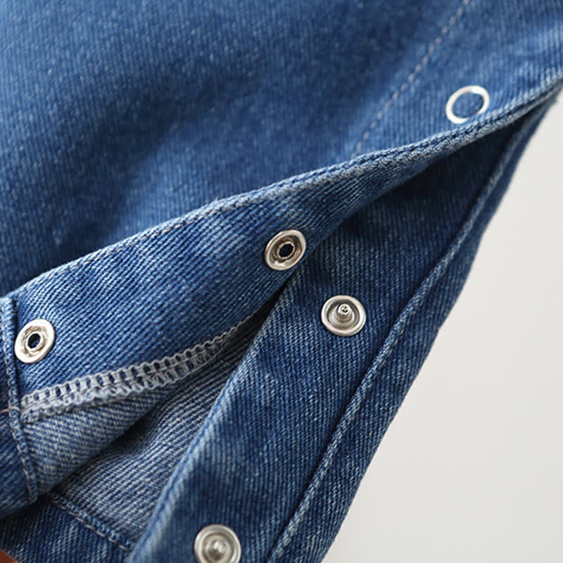 Salopette corta in denim blu per neonati e bambini piccoli con bottoni a pressione sul fondo. - image 9