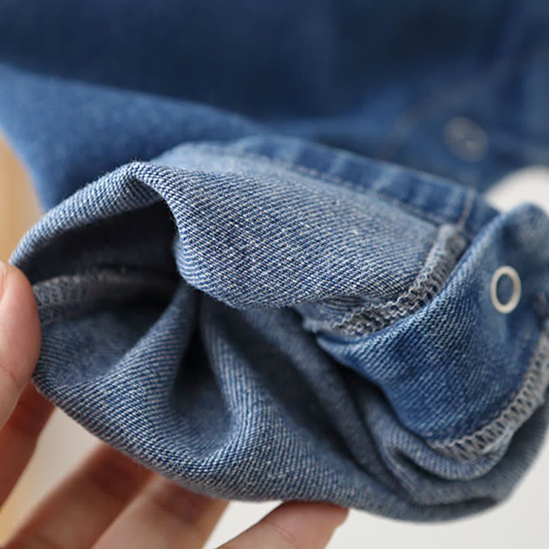 Salopette corta in denim blu per neonati e bambini piccoli con bottoni a pressione sul fondo. - image 10