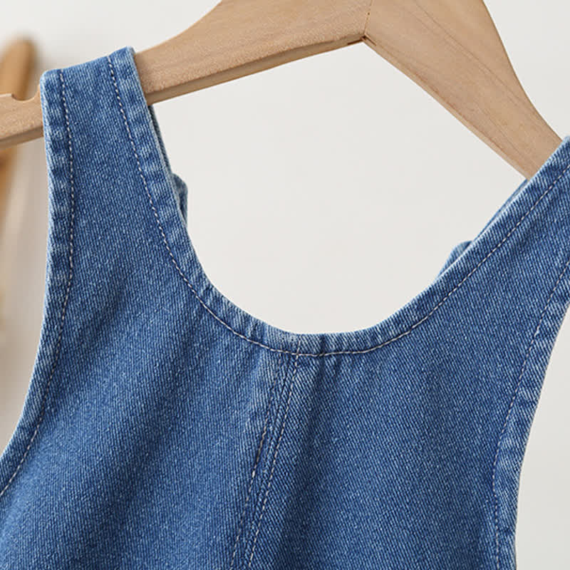 Salopette corta in denim blu per neonati e bambini piccoli con bottoni a pressione sul fondo. - image 4