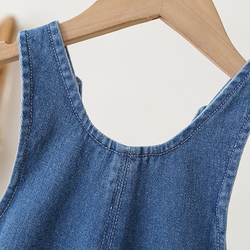 Salopette corta in denim blu per neonati e bambini piccoli con bottoni a pressione sul fondo. - image 4
