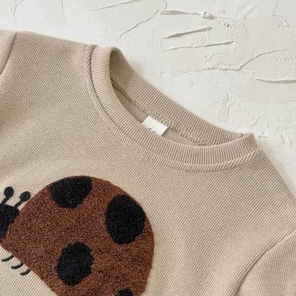 Completo baby beige composto da top e pantaloni della tuta con applicazione a coccinella. - image 4