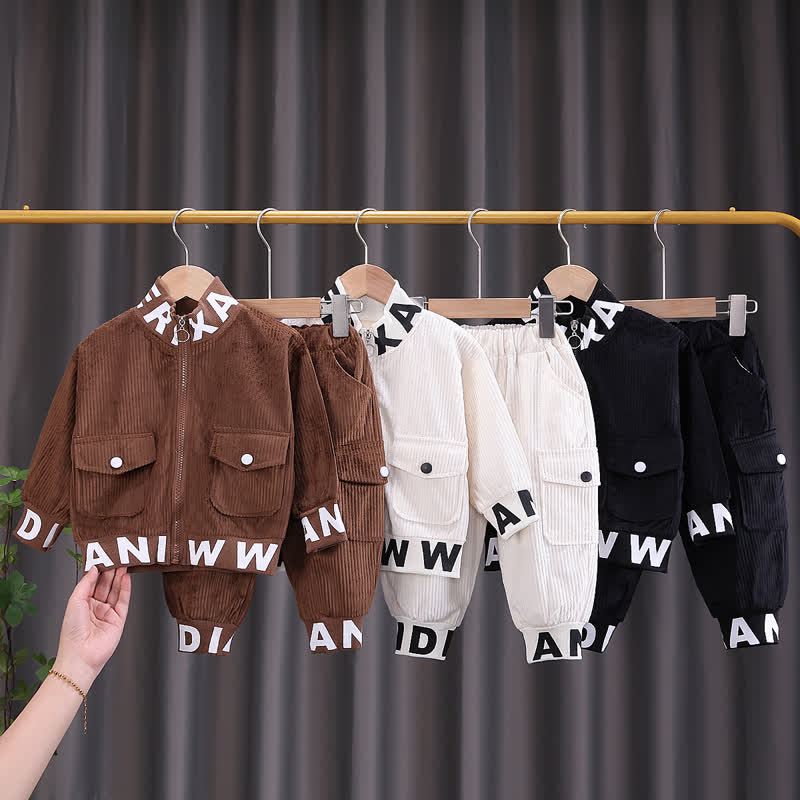 Completo da bambino composto da giacca con zip e pantaloni cargo in velluto a coste con decorazioni a lettere. - image 1