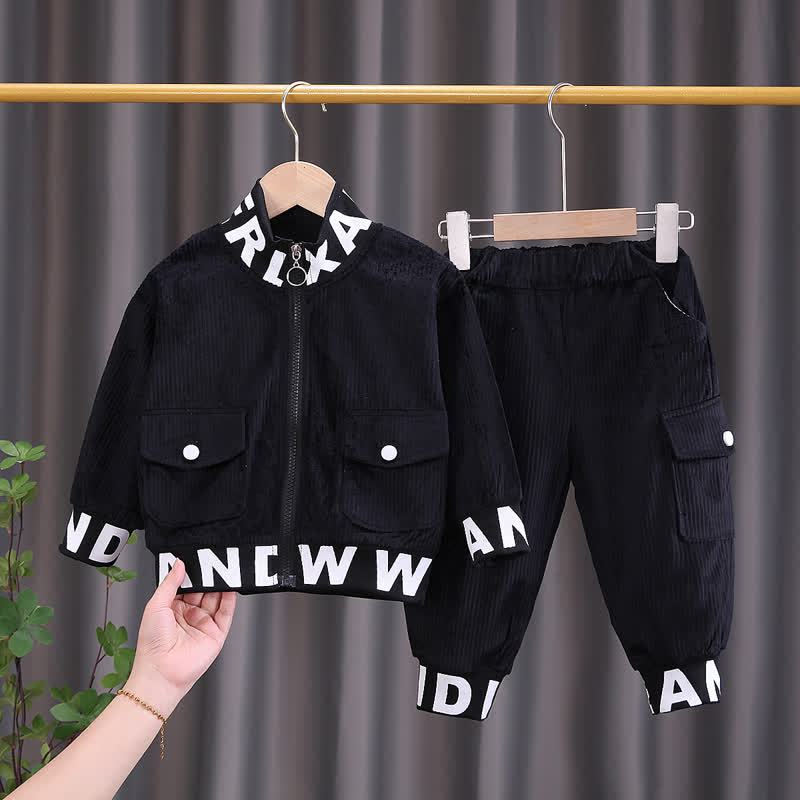 Completo da bambino composto da giacca con zip e pantaloni cargo in velluto a coste con decorazioni a lettere. - Nero - 4-5T - image 2