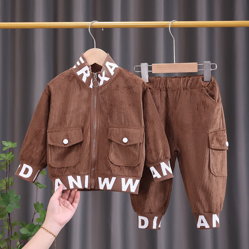 Completo da bambino composto da giacca con zip e pantaloni cargo in velluto a coste con decorazioni a lettere. - Marrone - 4-5T - image 4