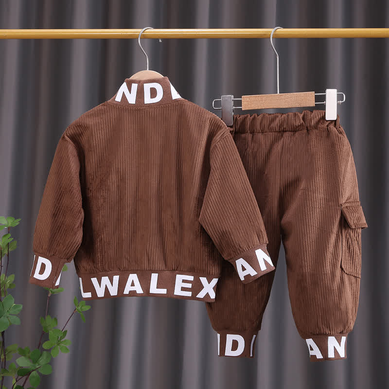 Completo da bambino composto da giacca con zip e pantaloni cargo in velluto a coste con decorazioni a lettere. - image 5