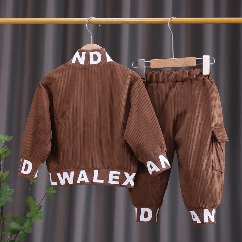 Completo da bambino composto da giacca con zip e pantaloni cargo in velluto a coste con decorazioni a lettere. - image 5